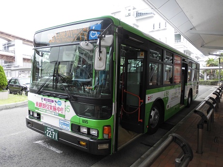 石・８９５号車　ノンステップバス　中突堤中央ターミナルにて